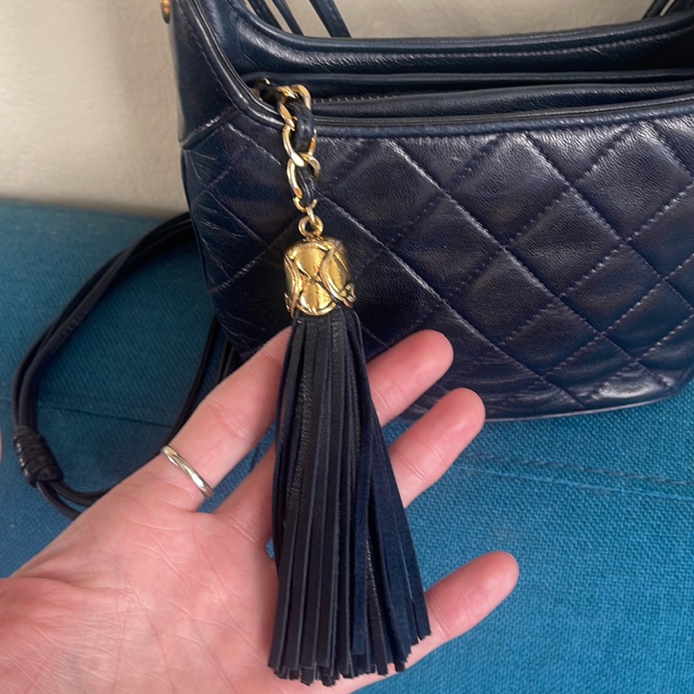 Chanel vintage tassel quilted leather crossbody - Picture 3 of 16